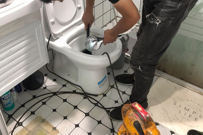 梅里斯达斡尔族疏通下水道