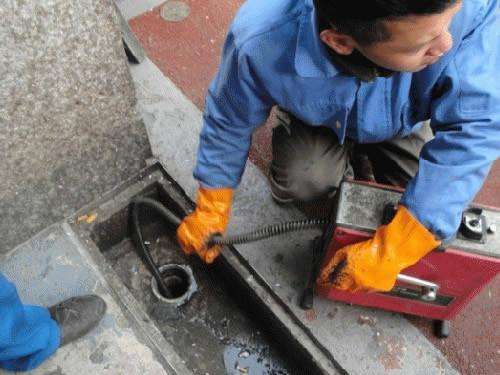 梅里斯达斡尔族疏通下水道