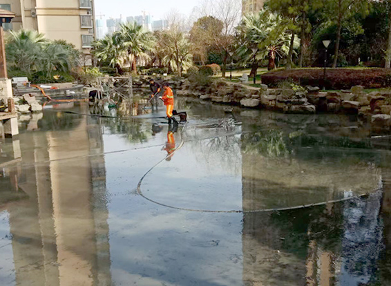 梅里斯达斡尔族景观池淤泥清理