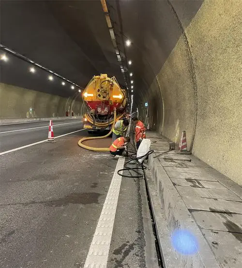 梅里斯达斡尔族隧道排水渠清淤